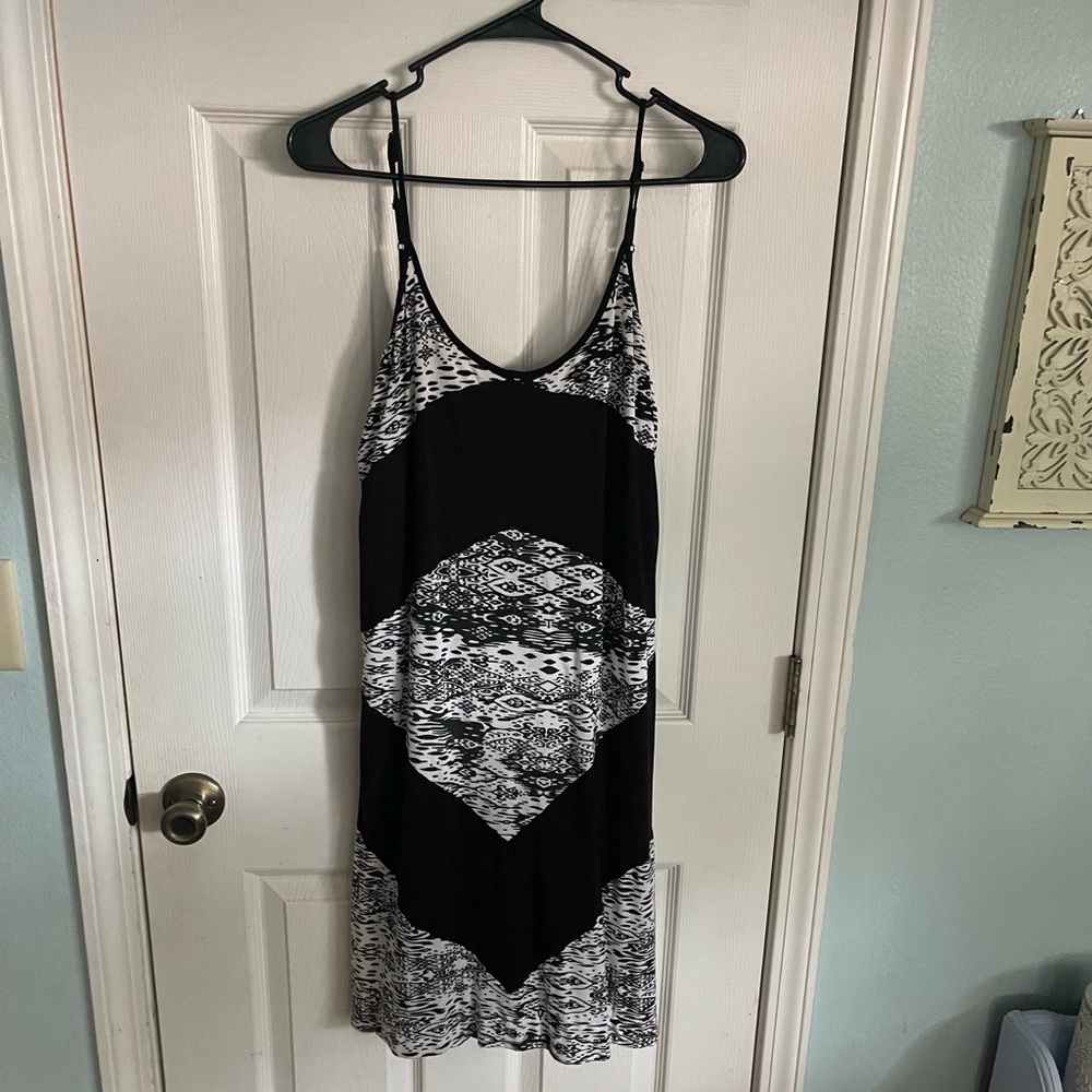 size large rip curl dress.  I am 5’7 and it comes right below my knees.